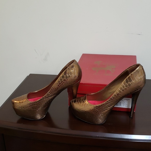 Shoes - Picture 4 of 5